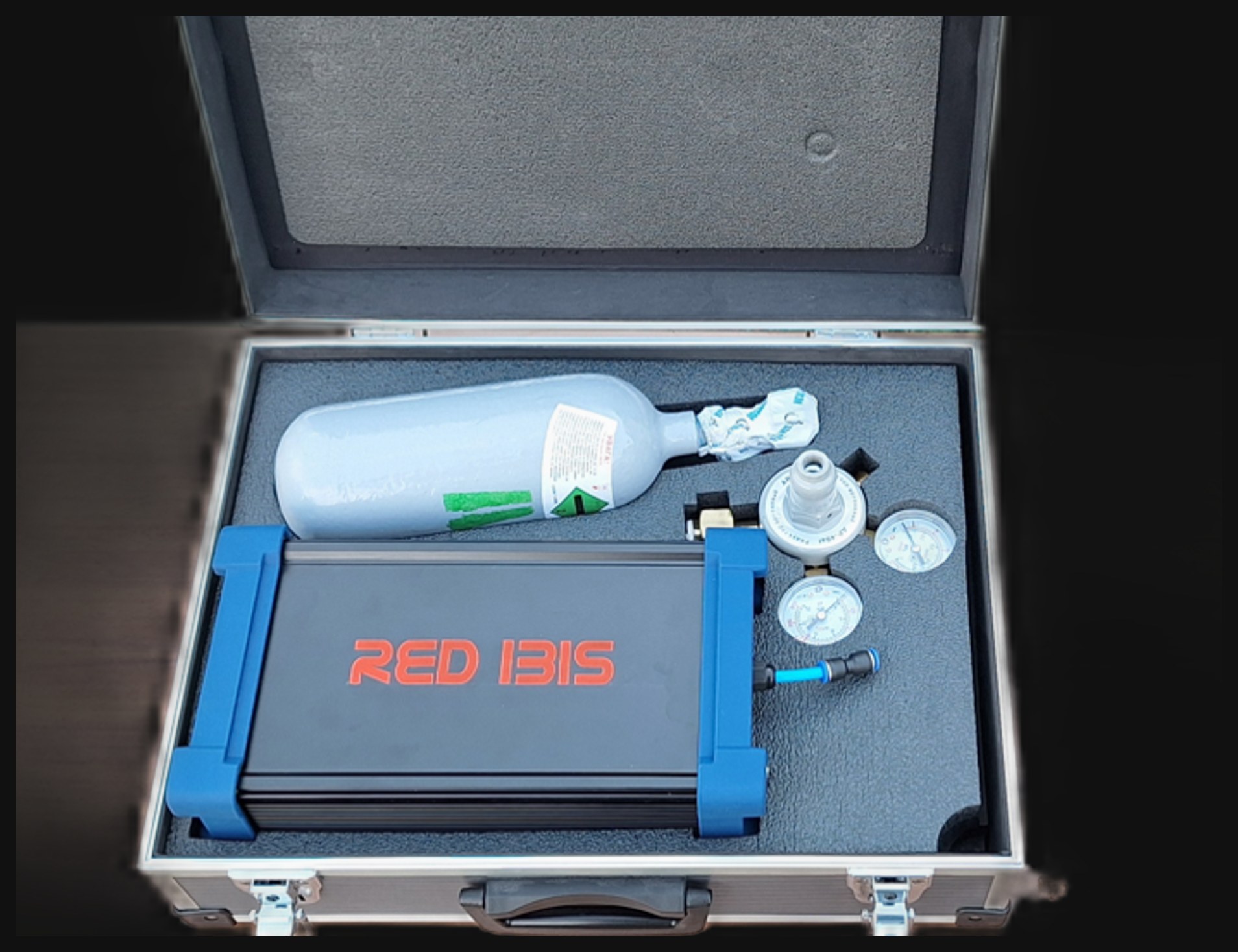 Комплект Red Ibis у відкритому транспортному кейсі